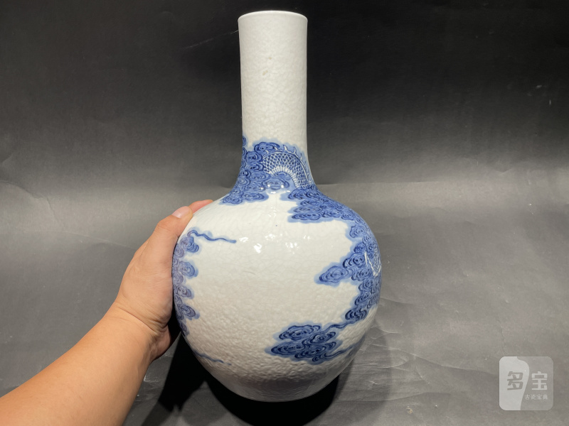 清乾隆 浆胎青花云龙七现天球瓶 - 图4